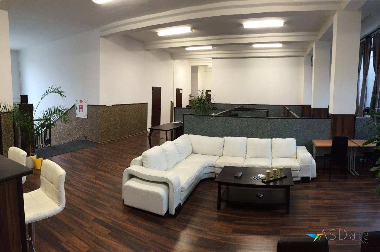 Panoramatický pohľad na kancelárie, boxy a coworking miestnosť